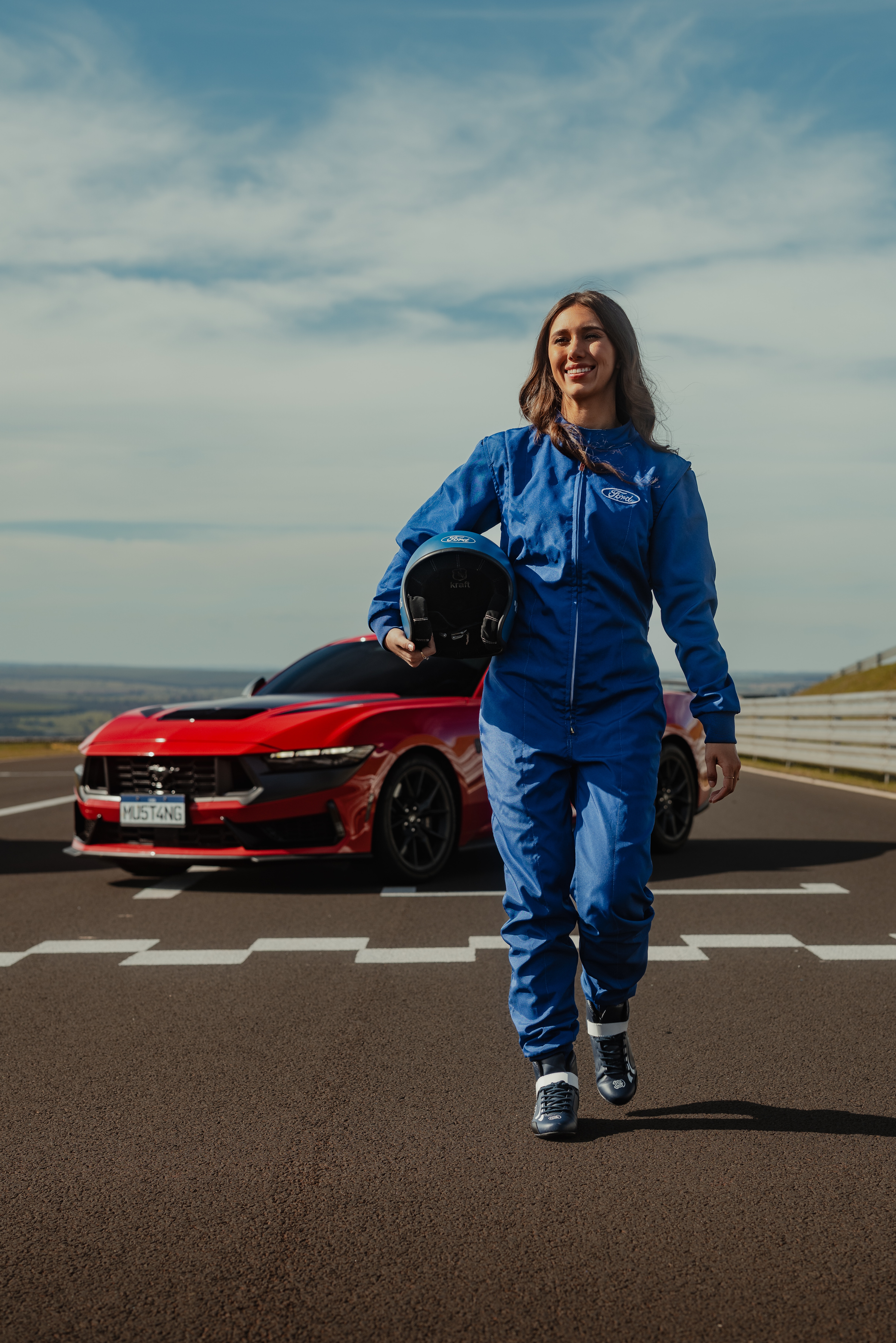 Piloto Rafaela Ferreira com o Mustang Dark Horse vermelho na pista